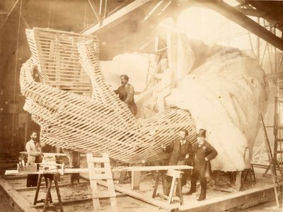 Construction du squelette et de la surface en plâtre pour le bras gauche et la main de la Statue de la Liberté, c.1880 - Albert Fernique